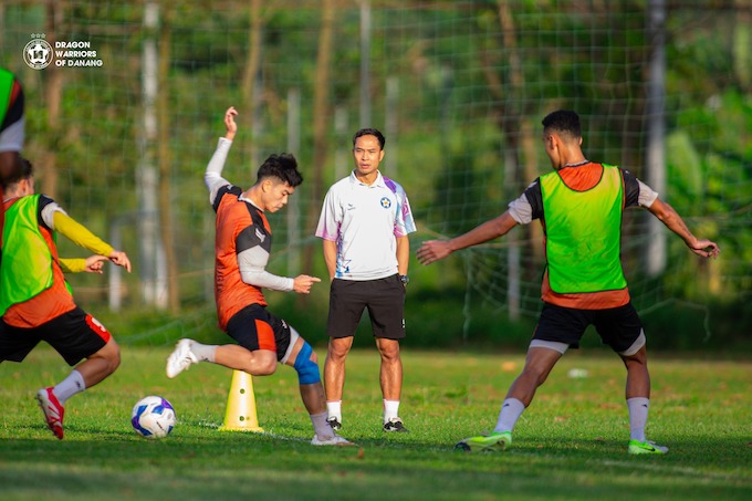 SHB Đà Nẵng đang hối hả tập luyện cho cuộc đối đầu với Quảng Nam. Ảnh: FBNV