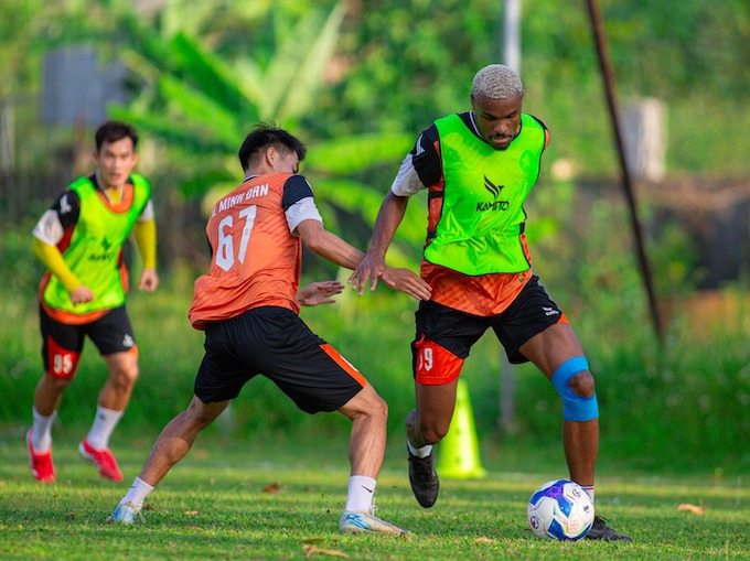 SHB Đà Nẵng đang quyết giành 3 điểm trong trận đấu này. ẢnhL FBNV
