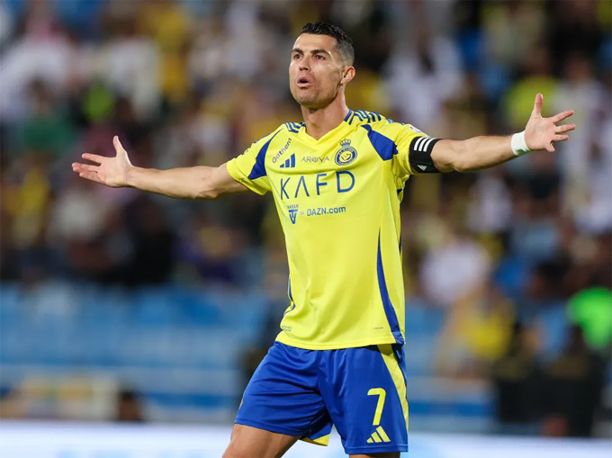 NHM thất vọng với Ronaldo
