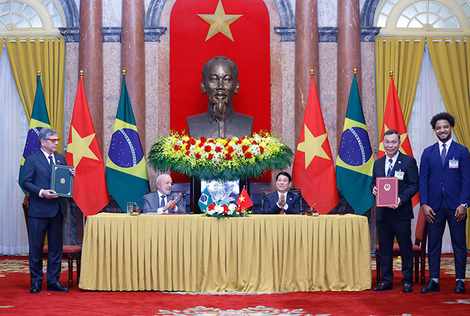 Chủ tịch nước Lương Cường và Tổng thống Luiz Inácio Lula da Silva chứng kiến lễ trao văn kiện hợp tác giữa LĐBĐVN và LĐBĐ Brazil tháng 3/2025. Ảnh Lâm Khánh/TTXVN