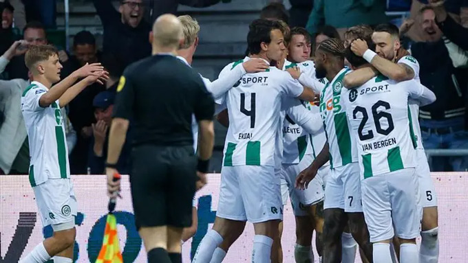 Các cầu thủ Groningen ăn mừng sau khi ghi bàn gỡ hòa 2-2 trước Ajax, giúp PSV chiếm ngôi đầu Eredivisie trước vòng đấu cuối cùng