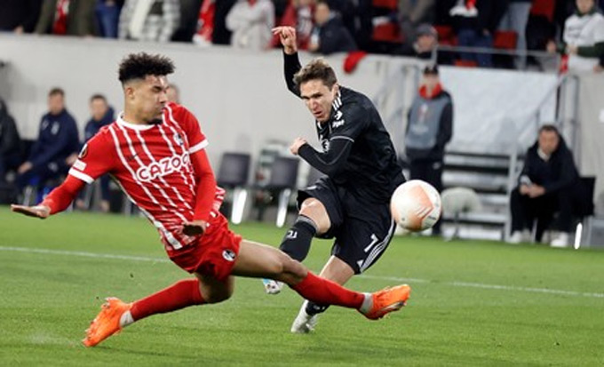 Schmidt truy cản Federico Chiesa trong trận đấu với Juventus