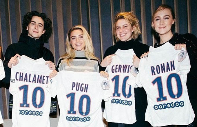 Florence Pugh cầm áo số 10