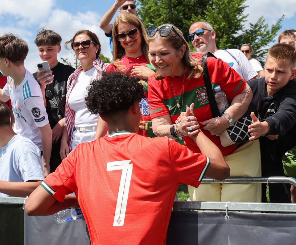 Ronaldo Jr luôn nhận được sự tiếp sức về tinh thần và tâm lý từ bà nội