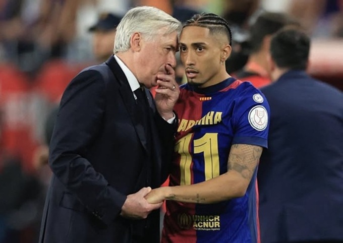 Carlo Ancelotti trò chuyện thân mật với Raphinha sau trận chung kết Cúp Nhà vua hôm 26/4