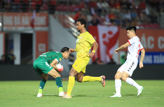 Ribamar (Thanh Hoá) trong một pha áp sát khung thành của thủ môn Đình Triệu. Ảnh: Phan Hồng