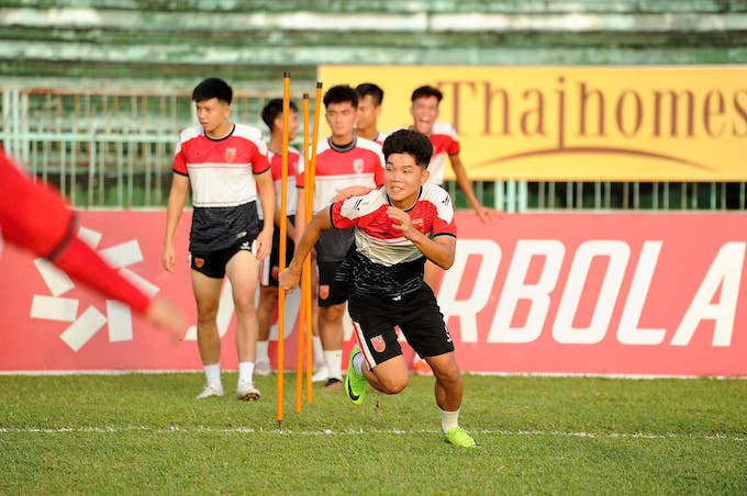 Long An đang nỗ lực tập luyện cho trận với với Khánh Hoà. Ảnh: Quốc Phong 