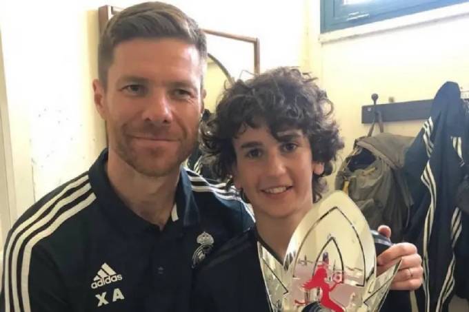 Cậu nhóc Jacobo bên cạnh thầy cũ Xabi Alonso ở đội trẻ Real Madrid