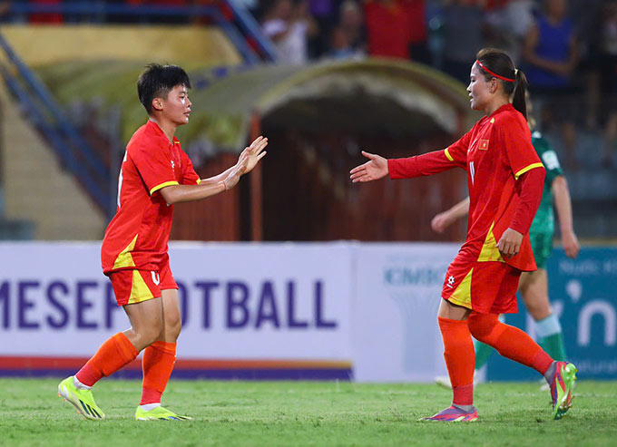 Minh Chuyên ghi bàn danh dự cho ĐT nữ Việt Nam 