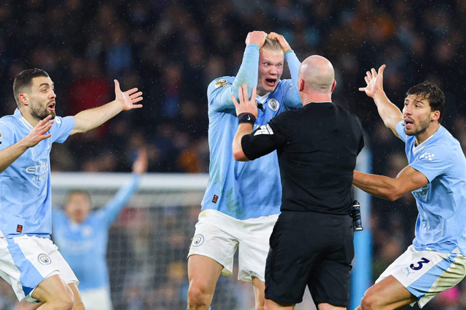 Các cầu thủ sẽ không còn được vây lấy trọng tài phàn nàn ở Premier League từ mùa tới