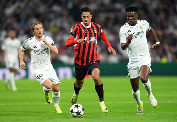 Reijnders (áo đỏ) trong trận gặp Real Madrid