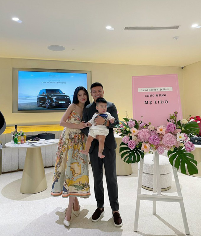 Quang Hải chi mạnh khi mua tặng vợ siêu xe Range Rover có giá gần chục tỷ đồng 