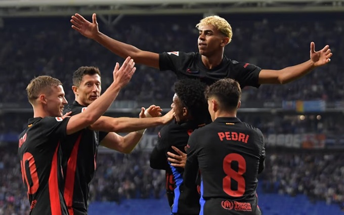 Lamine Yamal ăn mừng cùng các đồng đội sau khi ghi bàn vào lưới Espanyol