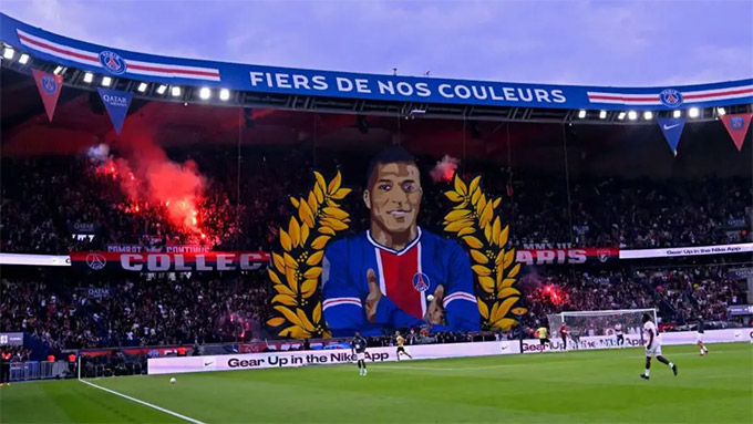 Tifo khổng lồ trong buổi chia tay rất đơn giản của Mbappe tại Công viên các hoàng tử