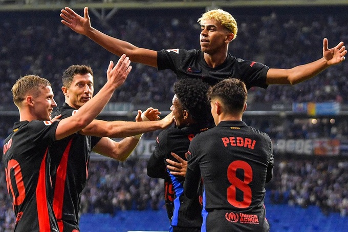 Yamal được đồng đội công kênh sau khi ghi bàn thắng vào lưới của Espanyol