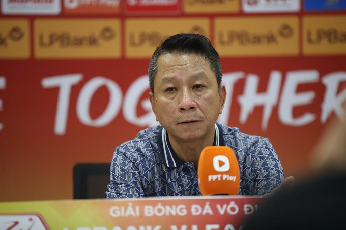 HLV Văn Sỹ Sơn trong buổi họp báo sau trận với SHB.ĐN - Ảnh: Sông Hàn 