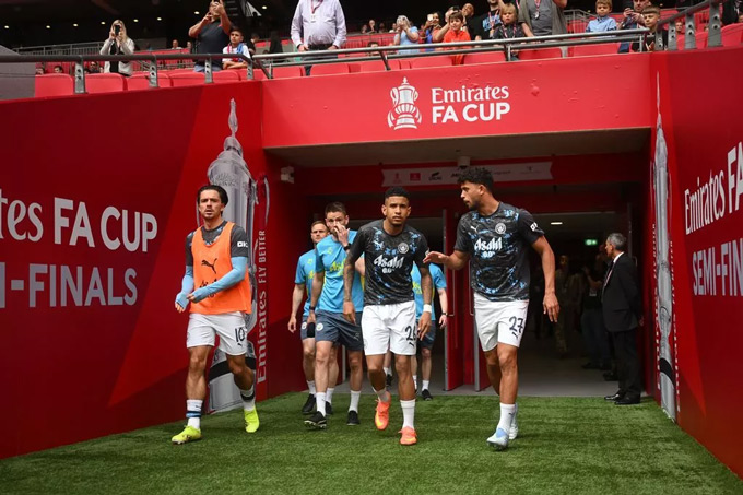 Grealish (trái) và Nunes (phải) không còn nhiều cơ hội tại Man City