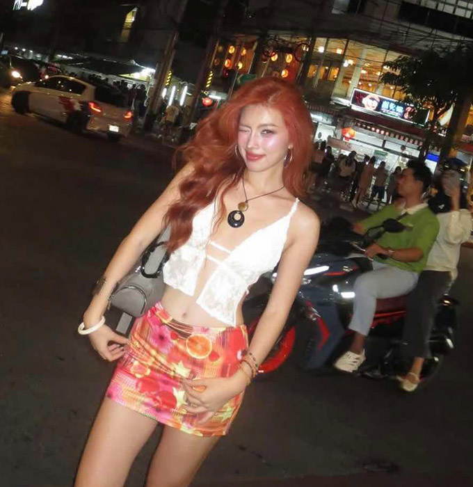 Nàng WAG tự tin khoe dáng cực sexy giữa đường phố Bangkok 