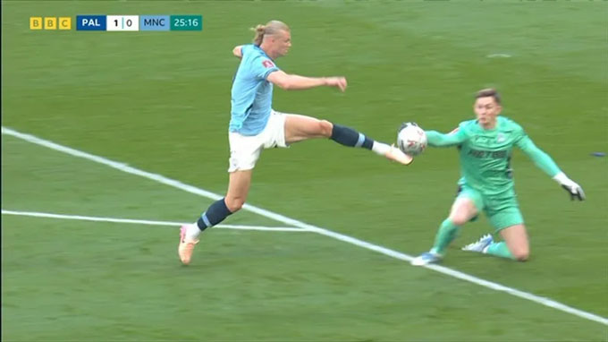 VAR xác nhận tình huống đó không phải là cơ hội ghi bàn rõ ràng nên Henderson không bị truất quyền thi đấu