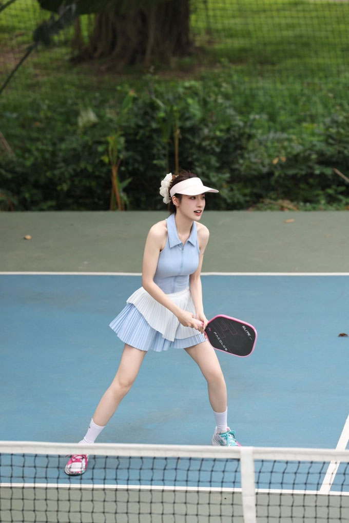 Cô rất đam mê thể thao, đặc biệt là pickleball