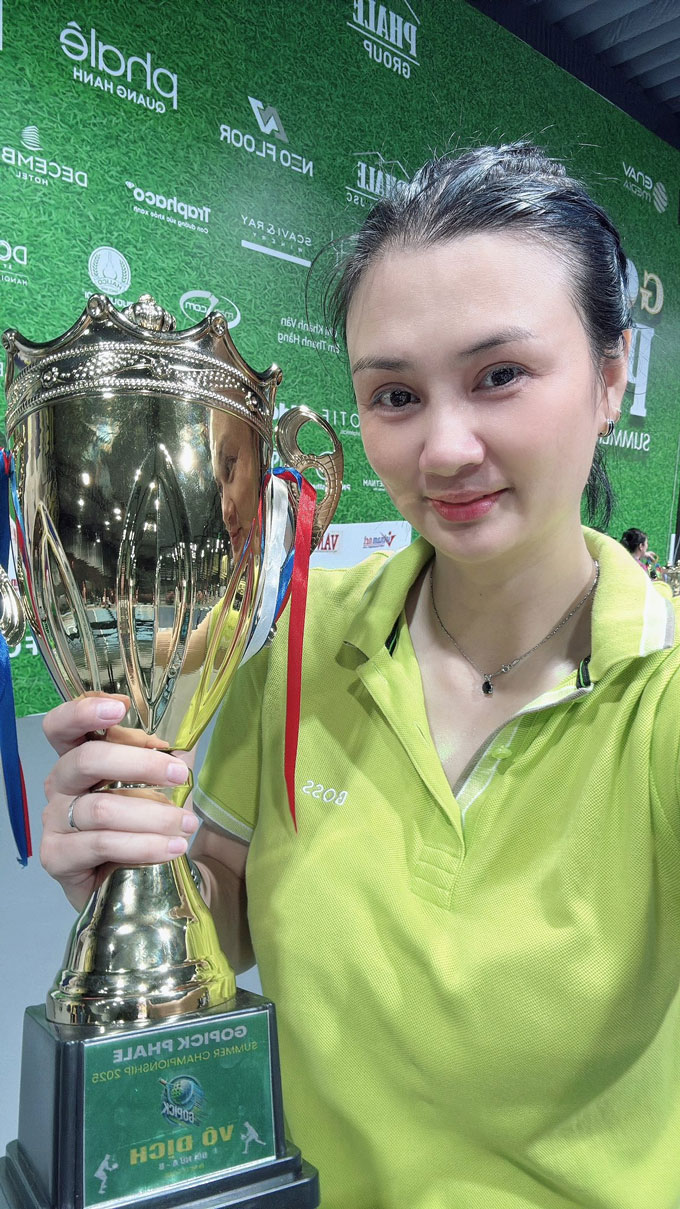 Cô liên tục khoe các chức vô địch của môn pickleball