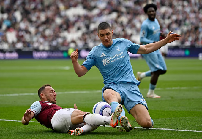 Nottingham thắng nghẹt thở trên sân của West Ham