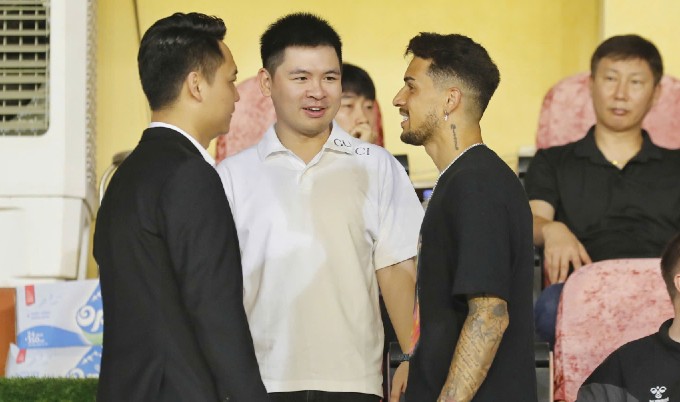 Hendrio cũng có mặt trên khán đài để theo dõi đội bóng mới 