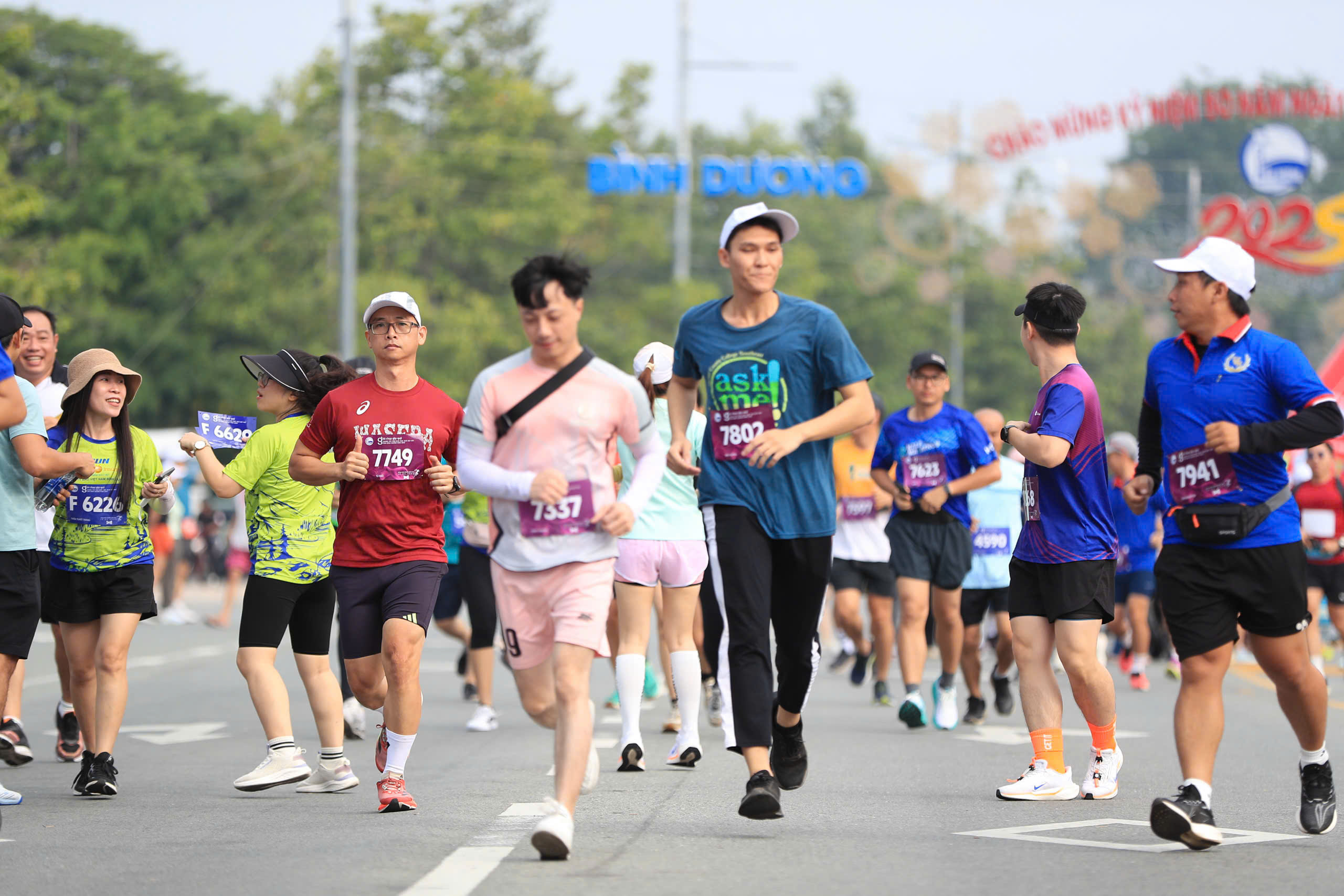 Các vận động viên tranh tài sôi nổi trên những cung đường khang trang tại thành phố mới Bình Dương