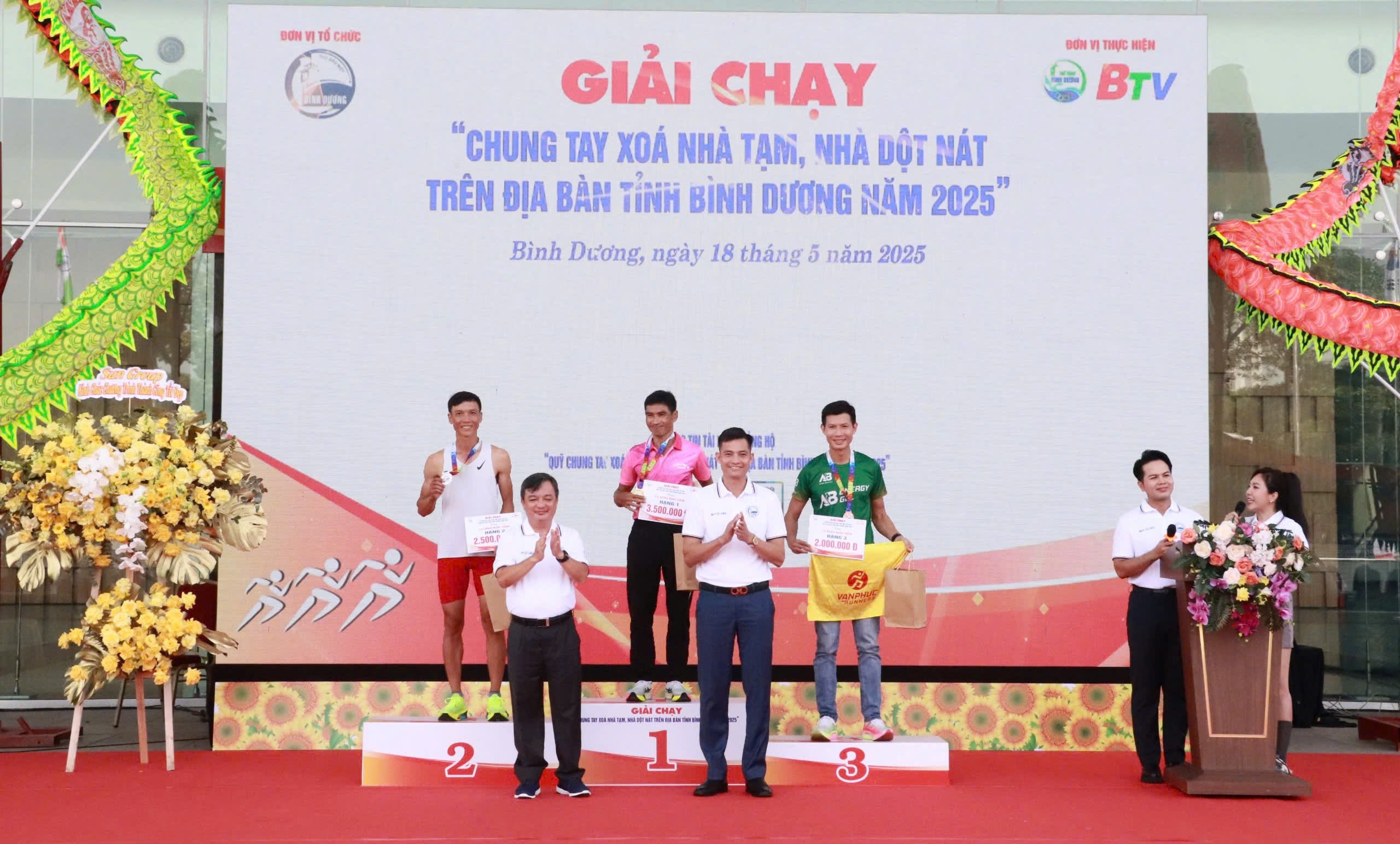 Ông Bùi Minh Trí – Tỉnh uỷ viên, Phó Chủ tịch UBND tỉnh Bình Dương, Trưởng Ban tổ chức giải và đại diện đơn vị tài trợ trao thưởng cho các VĐV đạt thành tích cao tại giải