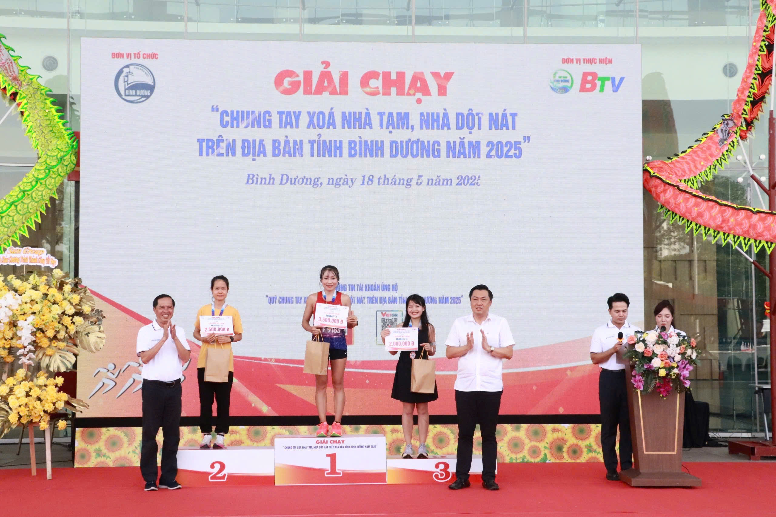 BTC giải cùng đại diện các đơn vị trao thưởng cho các VĐV đạt đạt thành tích cao tại giải