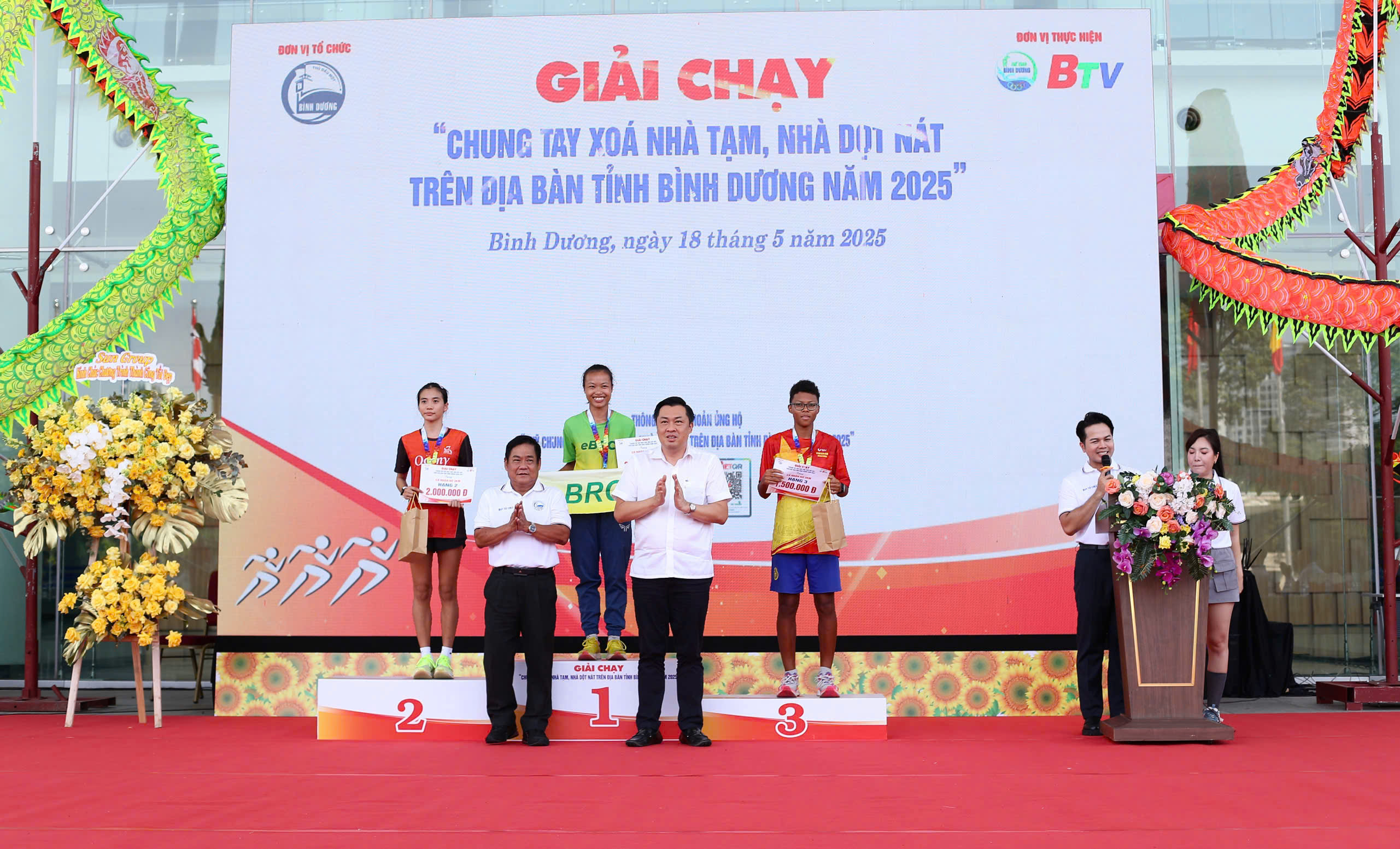 BTC giải cùng đại diện các đơn vị trao thưởng cho các VĐV đạt thành tích cao tại giải