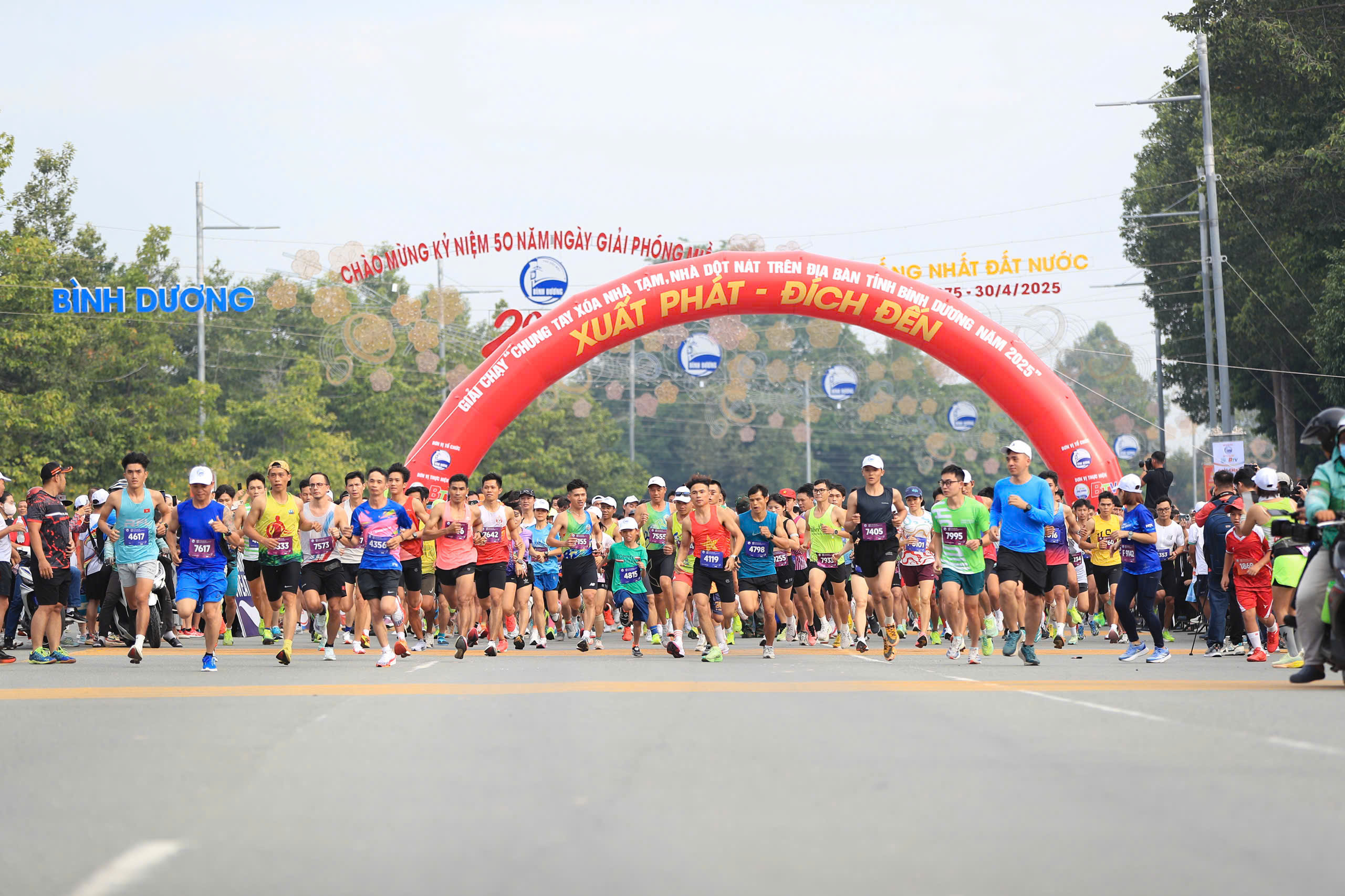 Nghi thức xuất phát cự ly 5km và 10km tại Giải chạy “Chung tay xóa nhà tạm, nhà dột nát trên địa bàn tỉnh Bình Dương năm 2025”