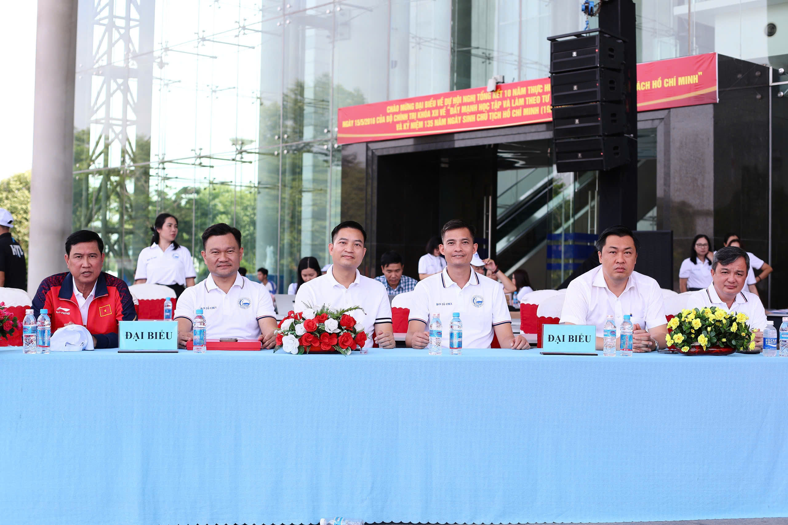 Đông đảo đại biểu lãnh đạo tỉnh, lãnh đạo các đơn vị tài trợ cùng BTC tại Lễ khai mạc Giải chạy “Chung tay xóa nhà tạm, nhà dột nát trên địa bàn tỉnh Bình Dương năm 2025”