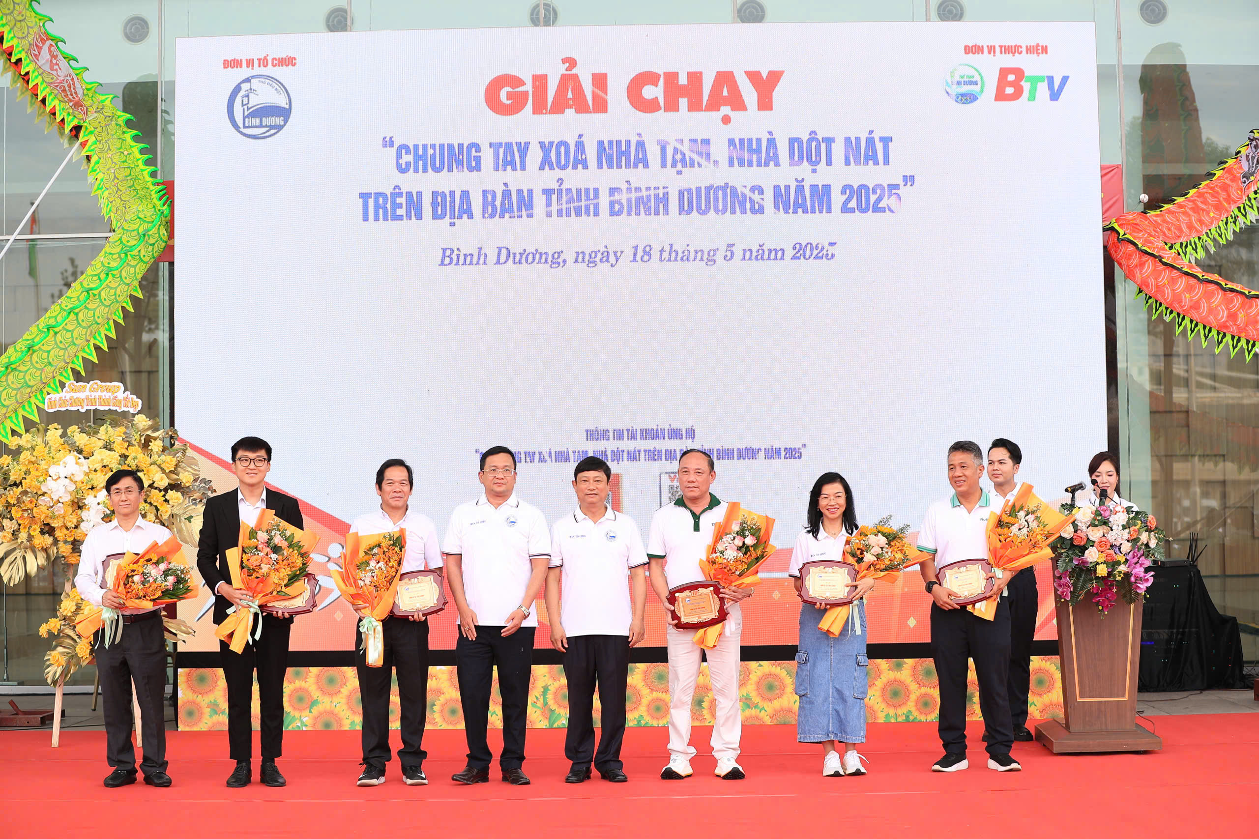 Ông Võ Văn Minh – Phó Bí thư Tỉnh uỷ, Chủ tịch UBND tỉnh Bình Dương và ông Phan Hồng Ân – Phó Chủ tịch UBMTTQ Việt Nam tỉnh tặng hoa và quà tri ân các đơn vị tài trợ đồng hành cùng giải