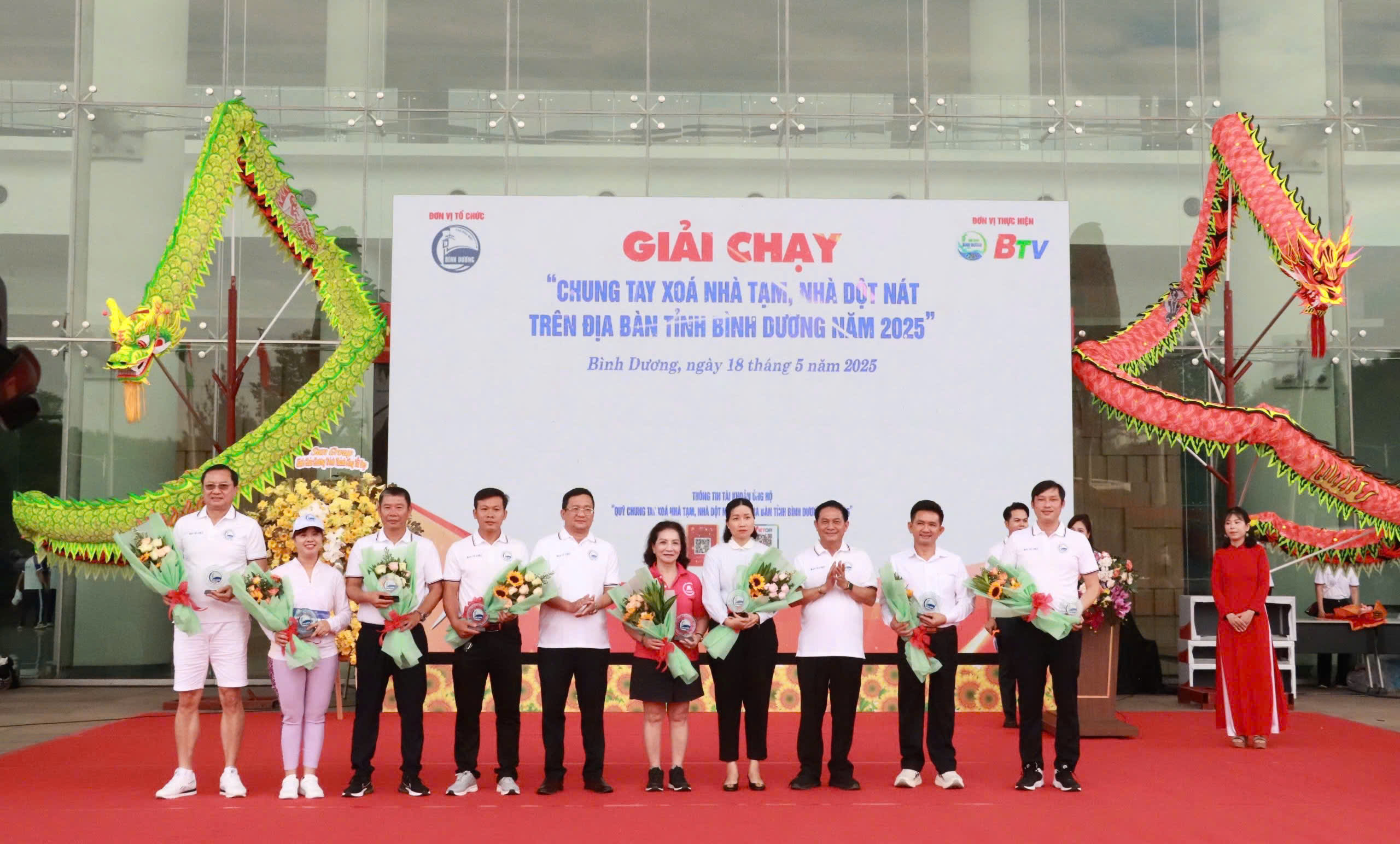Ông Nguyễn Văn Lộc – Chủ tịch HĐND tỉnh Bình Dương và ông Phan Hồng Ân – Phó Chủ tịch UBMTTQ Việt Nam tỉnh tặng hoa và quà tri ân các đơn vị tài trợ đồng hành cùng giải