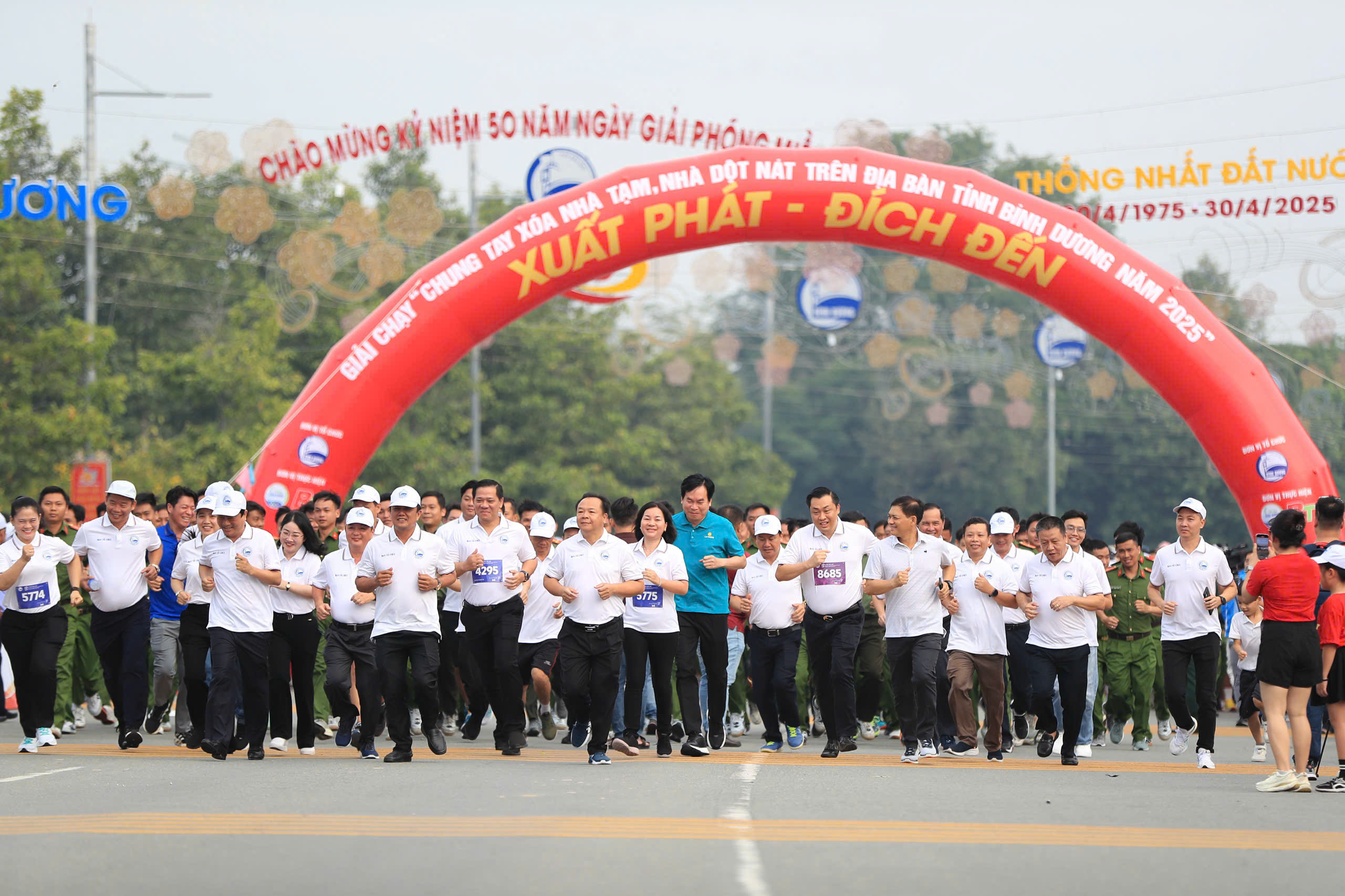Nghi thức xuất phát nội dung chạy hưởng ứng Giải chạy “Chung tay xóa nhà tạm, nhà dột nát trên địa bàn tỉnh Bình Dương năm 2025”