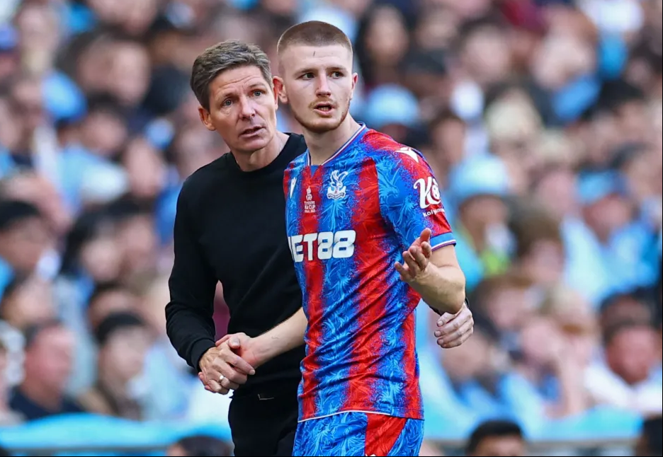 Adam Wharton vắng mặt khi Crystal Palace ăn mừng chức vô địch FA Cup