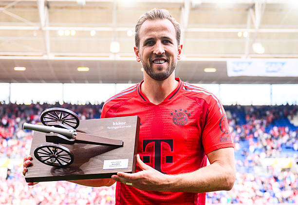 Kane vừa giành giải Vua phá lưới, vừa vô địch Bundesliga