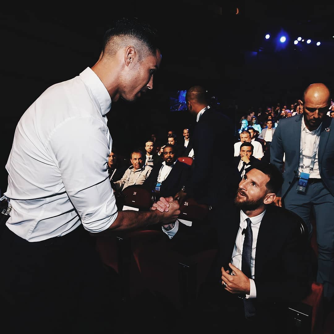 2 siêu sao của bóng đá đương đại là Ronaldo và Messi