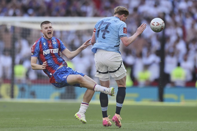 De Bruyne trong một pha tranh chấp với Adam Wharton