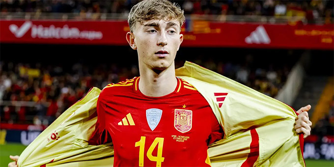 Dean Huijsen khoác áo ĐT Tây Ban Nha