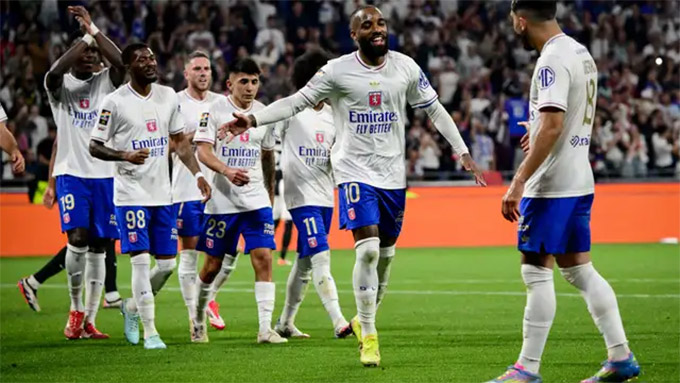 Các cầu thủ Lyon hoan nghênh Lacazette lúc anh rời sân