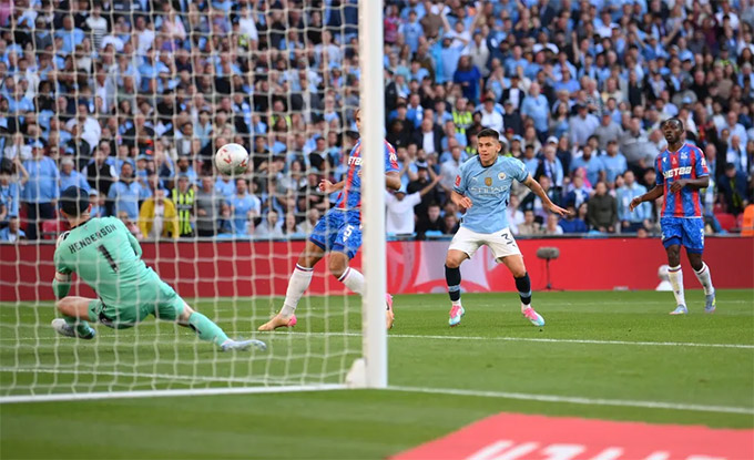 De Bruyne có pha kiến tạo tuyệt vời nhưng Echeverri không thể ghi bàn
