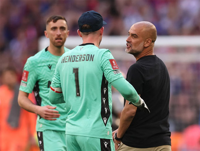 Áp lực khiến Pep cãi vã với Henderson