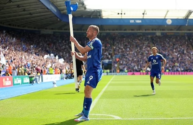 Jamie Vardy ăn mừng sau khi ghi bàn thắng thứ 20 cho Leicester City