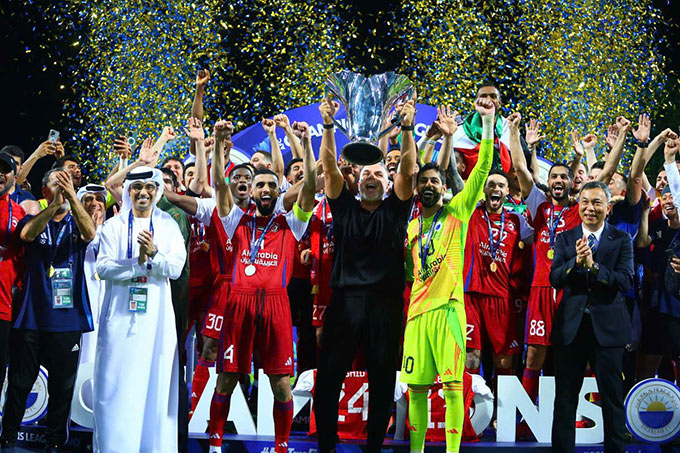 Chủ tịch VFF Trần Quốc Tuấn trao Cúp vô địch cho CLB Sharjah (UAE)
