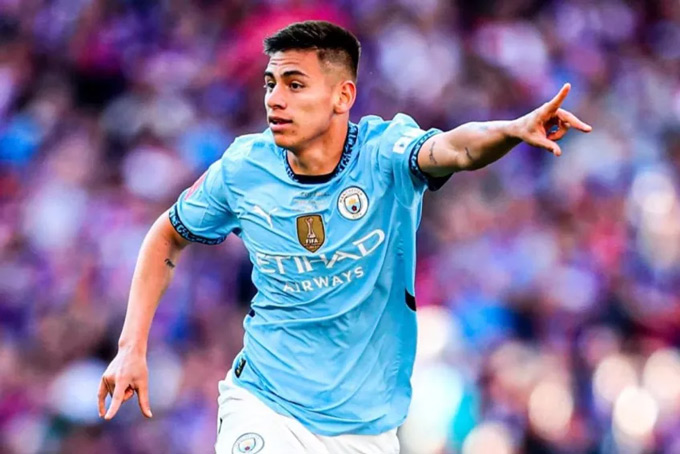 Echeverri đã có trận ra mắt Man City