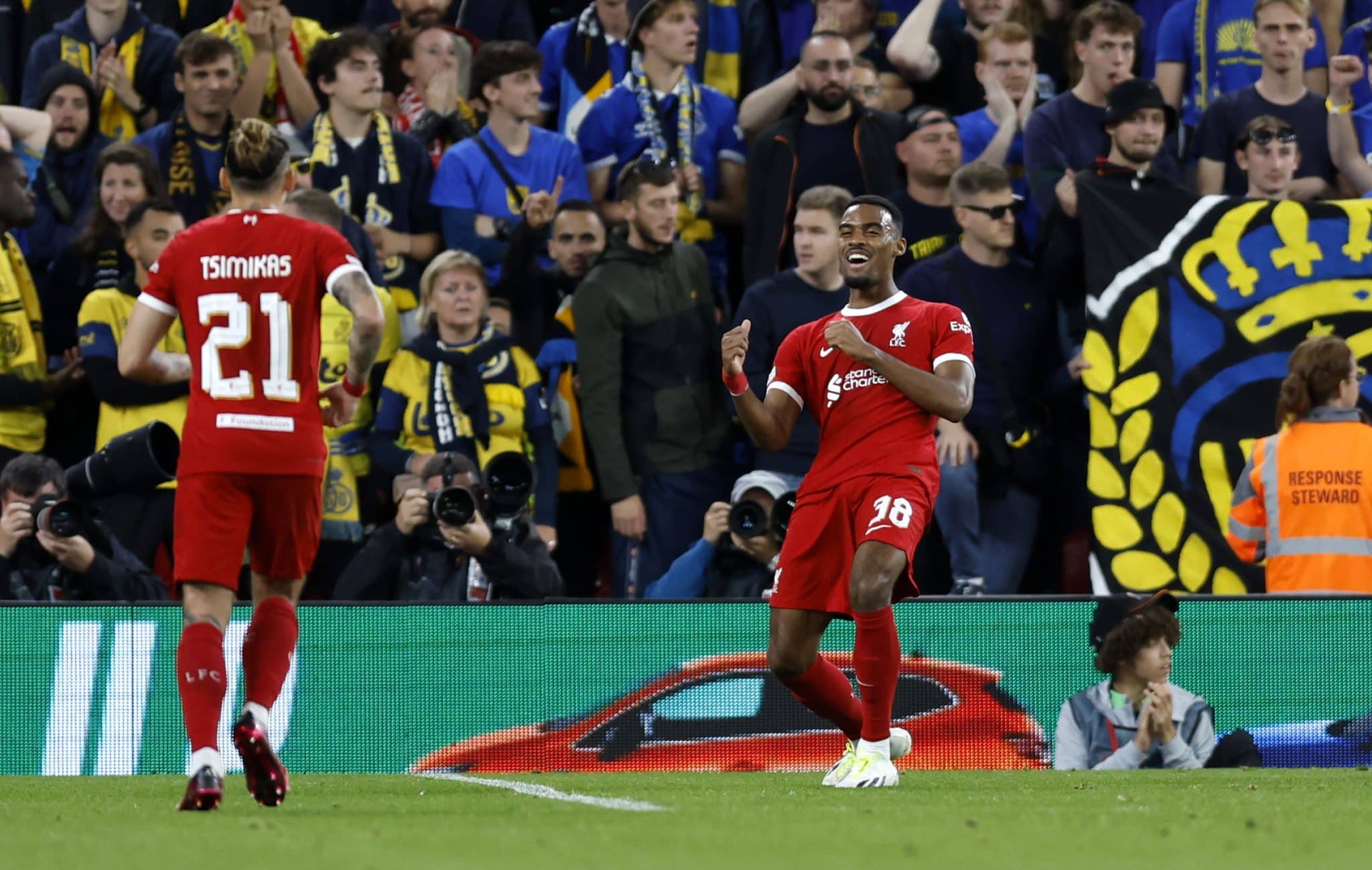 Gravenberch đang được đề cử cho cả giải “Cầu thủ xuất sắc nhất mùa giải của Premier League” và “Cầu thủ trẻ xuất sắc nhất mùa giải”.