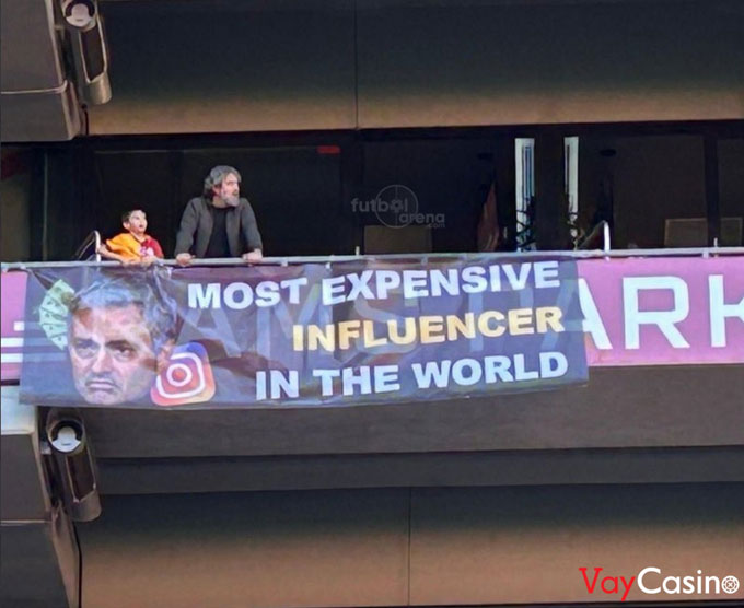 CĐV Galatasaray giăng biểu ngữ châm chọc Mourinho