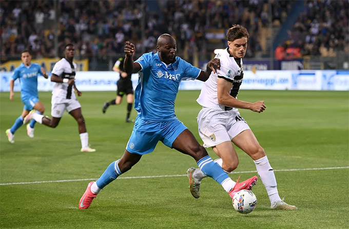 Napoli nỗ lực hết sức nhưng không ghi được bàn thắng vào lưới Parma